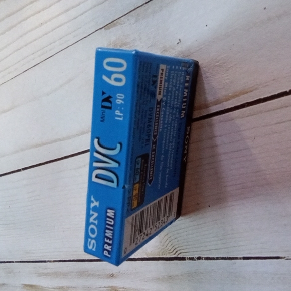 One blank dvc tape - Picture 2 of 2